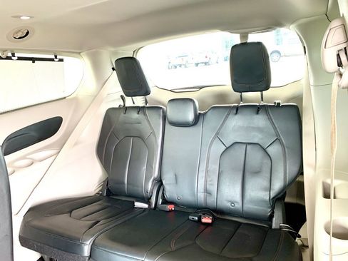 Used 2020 Chrysler Pacifica Touring-L image 16