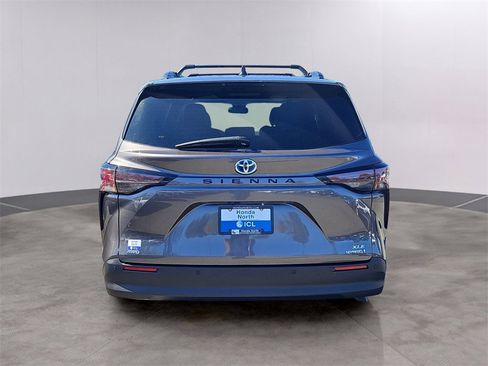 Used 2024 Toyota Sienna XLE image 5