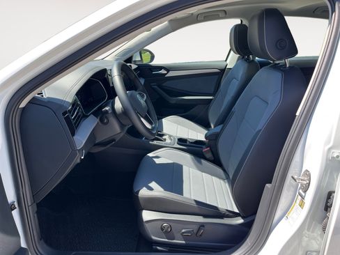Used 2025 Volkswagen Jetta SE w/ Sunroof Package FWD image 11