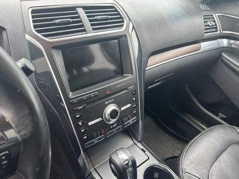 Used 2019 Ford Explorer Limited w/ Equipment Group 301A AWD/4WD image 13