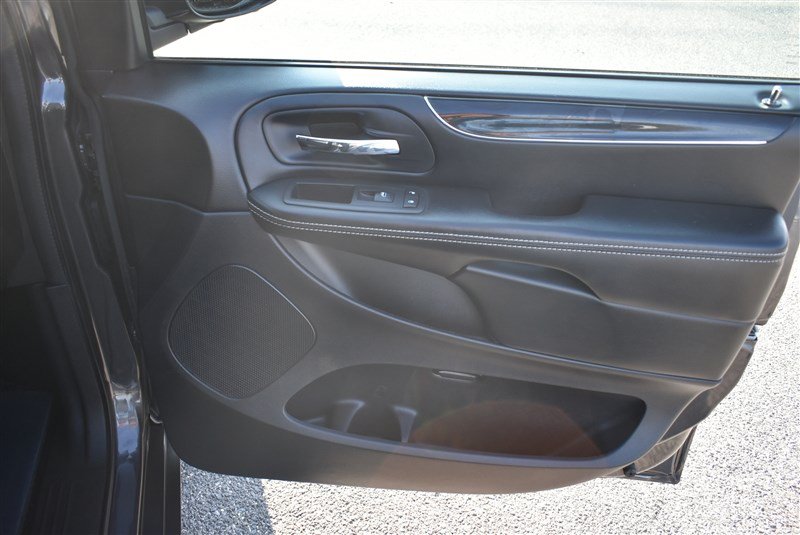 Used 2016 Dodge Grand Caravan SE FWD image 21