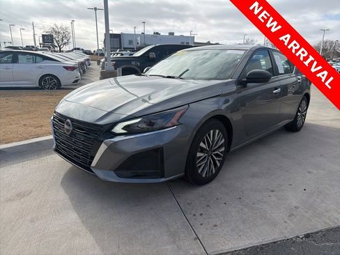 Certified 2024 Nissan Altima 2.5 SV image 1