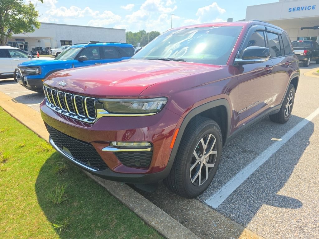 Used 2024 Jeep Grand Cherokee Limited w/ Luxury Tech Group II RWD image 2