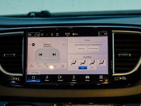 Certified 2024 Chrysler Pacifica Touring-L image 17