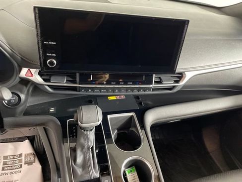 Used 2025 Toyota Sienna Limited AWD/4WD image 15