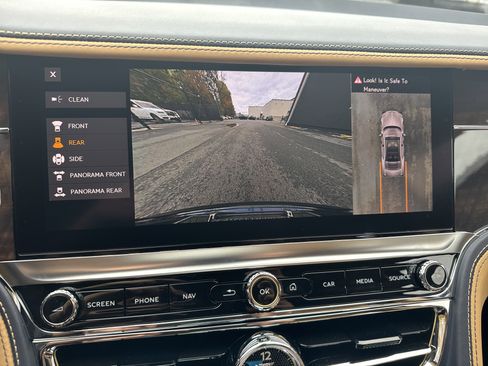 Used 2024 Bentley Flying Spur V8 image 27