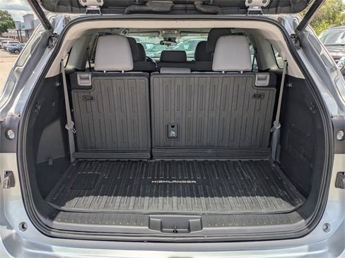 Used 2023 Toyota Highlander LE image 12
