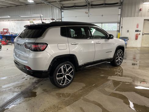 Used 2025 Jeep Compass Limited w/ Elite Group AWD/4WD image 5