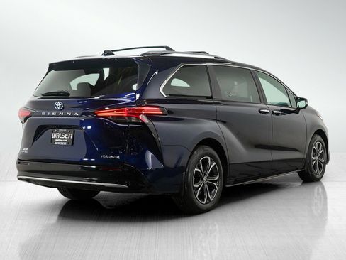 Used 2025 Toyota Sienna Platinum image 5