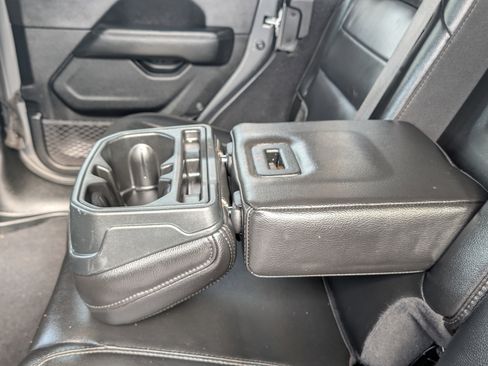 Used 2020 Jeep Wrangler Unlimited Sahara image 12