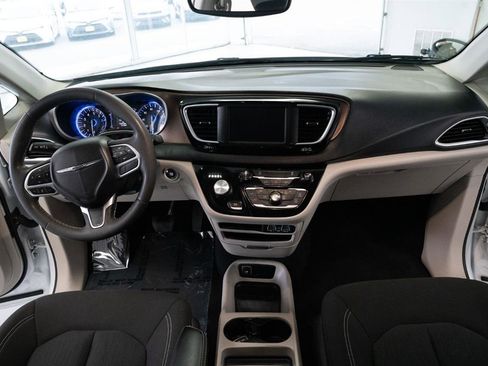 Used 2023 Chrysler Voyager LX image 18