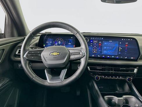 Used 2025 Chevrolet Traverse LT FWD image 17