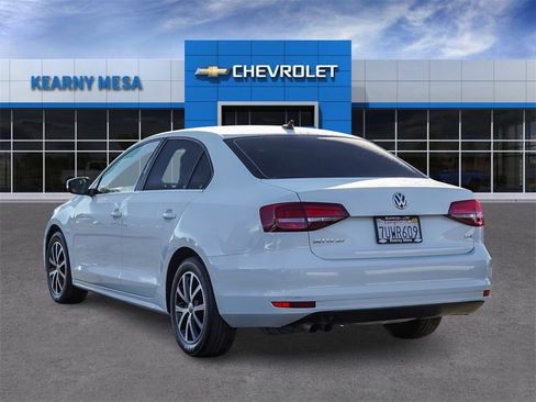 Used 2017 Volkswagen Jetta SE image 4