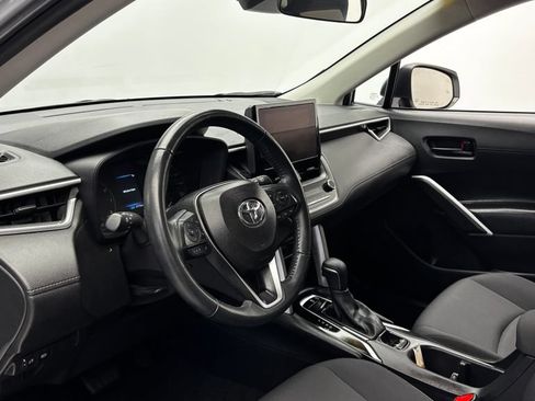 Used 2025 Toyota Corolla Cross LE FWD image 14