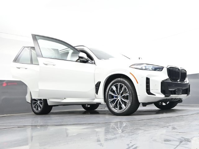 Used 2024 BMW X5 xDrive40i w/ M Sport Package AWD/4WD image 44