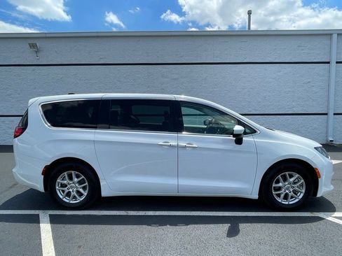 Used 2022 Chrysler Voyager LX FWD image 7