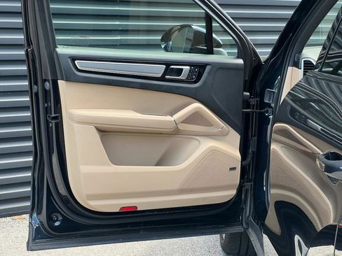 Certified 2022 Porsche Cayenne E-Hybrid image 13