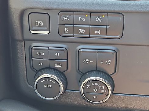 New 2025 Chevrolet Suburban Premier image 19