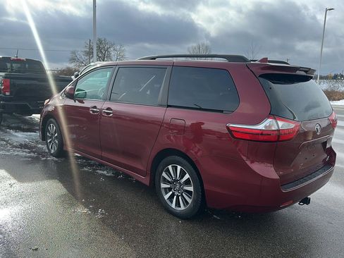 Used 2018 Toyota Sienna XLE image 4