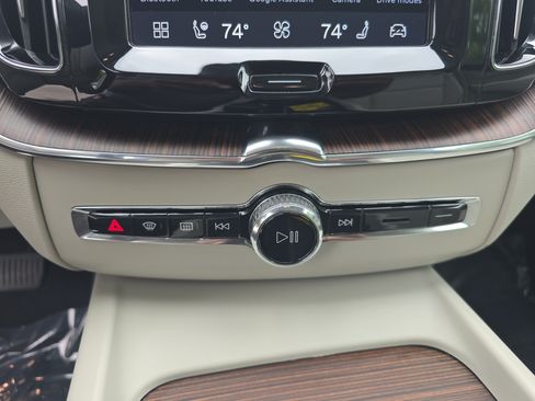 Used 2022 Volvo XC60 B5 Momentum w/ Advanced Package FWD image 18