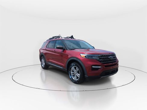 Used 2021 Ford Explorer XLT w/ Equipment Group 202A RWD image 2