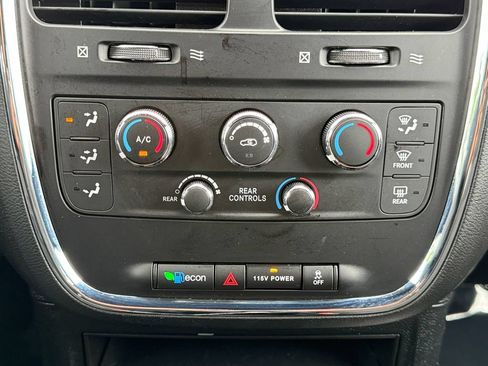 Used 2017 Dodge Grand Caravan SE FWD image 16