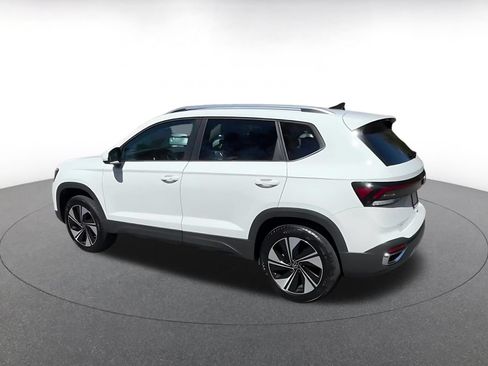 Used 2026 Volkswagen Taos SE AWD/4WD image 8