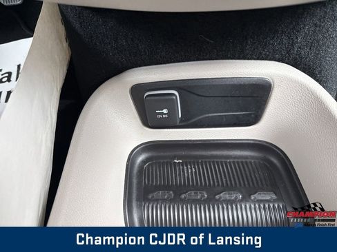 Used 2024 Chrysler Pacifica Touring-L FWD image 29