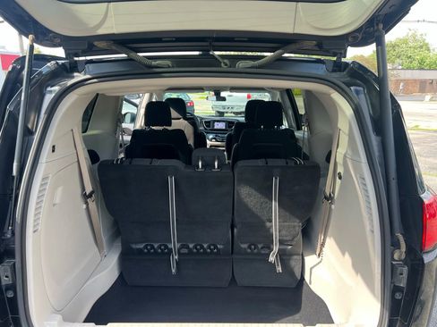 Used 2022 Chrysler Voyager LX image 12