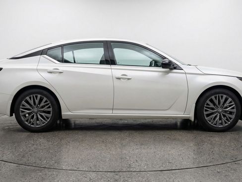 Used 2025 Nissan Altima 2.5 SV image 11