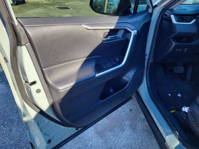 Used 2022 Toyota RAV4 XLE FWD image 16