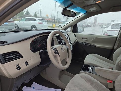 Used 2011 Toyota Sienna LE image 22