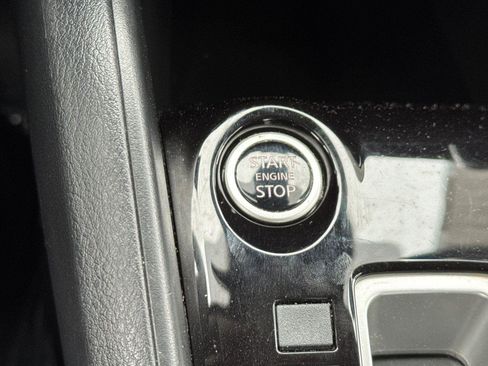 Used 2022 Nissan Versa SR image 20