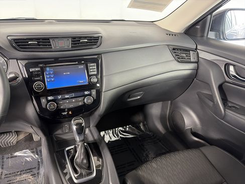 Used 2017 Nissan Rogue SV w/ SV Premium Package image 4