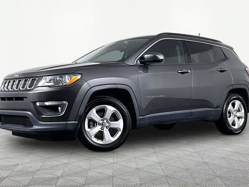 Used 2019 Jeep Compass Latitude FWD image 1