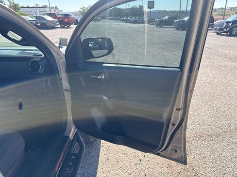 Used 2018 Toyota Tacoma TRD Off-Road AWD/4WD image 24