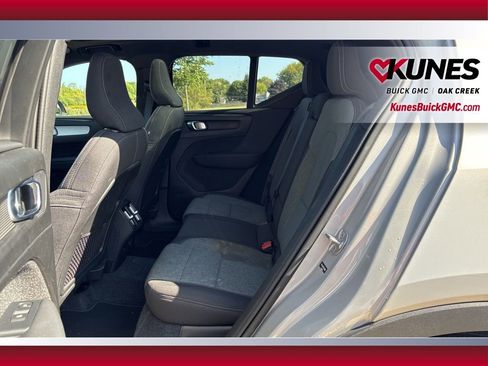 Used 2024 Volvo XC40 B5 Core image 23