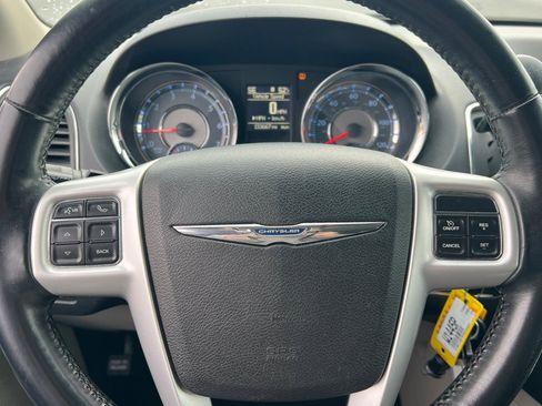 Used 2015 Chrysler Town & Country Touring image 22