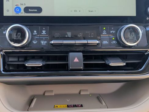 Used 2025 Toyota Highlander XLE FWD image 26