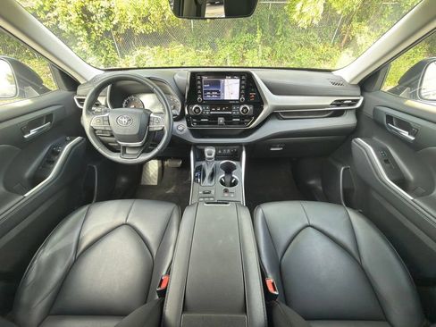 Used 2022 Toyota Highlander XLE AWD/4WD image 14