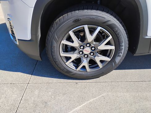 Used 2022 GMC Acadia SLE w/ Driver Convenience Package image 24