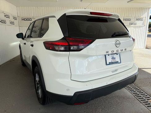 Used 2024 Nissan Rogue SV FWD image 2