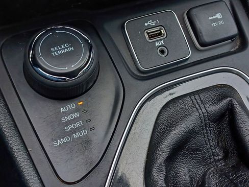 Used 2019 Jeep Cherokee Limited AWD/4WD image 27
