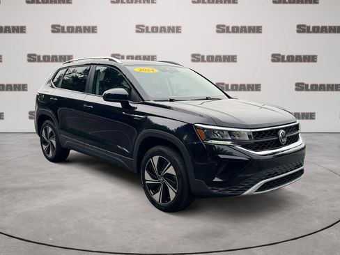 Used 2024 Volkswagen Taos SE w/ Panoramic Sunroof Package AWD/4WD image 7