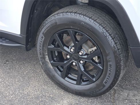 Certified 2024 Jeep Grand Cherokee Altitude image 18