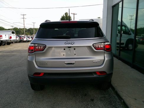 Used 2019 Jeep Compass Latitude w/ Popular Equipment Group AWD/4WD image 6