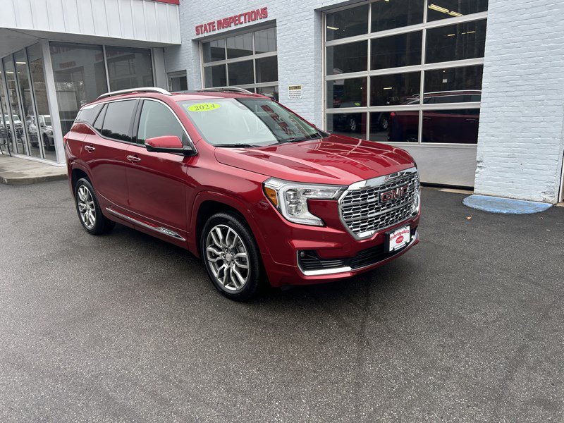 Used 2024 GMC Terrain Denali w/ Denali Premium Package AWD/4WD image 2