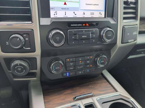 Used 2019 Ford F150 Lariat w/ Trailer Tow Package RWD image 14