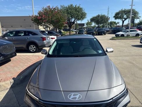 Certified 2024 Hyundai Elantra Limited FWD image 4