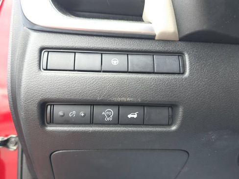 Used 2025 Nissan Rogue SV FWD image 13